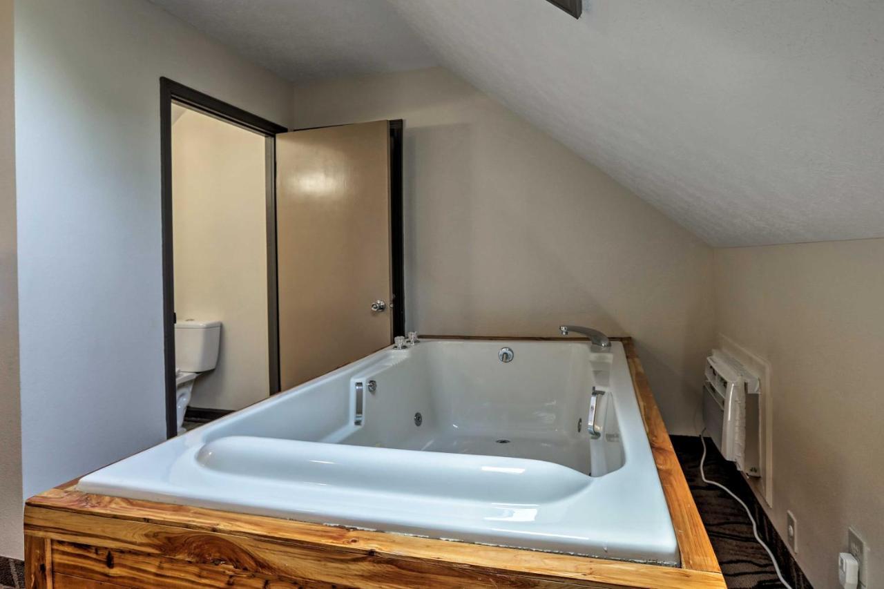Burkesville Apt With Deck, Views And Pool Access! Bagian luar foto