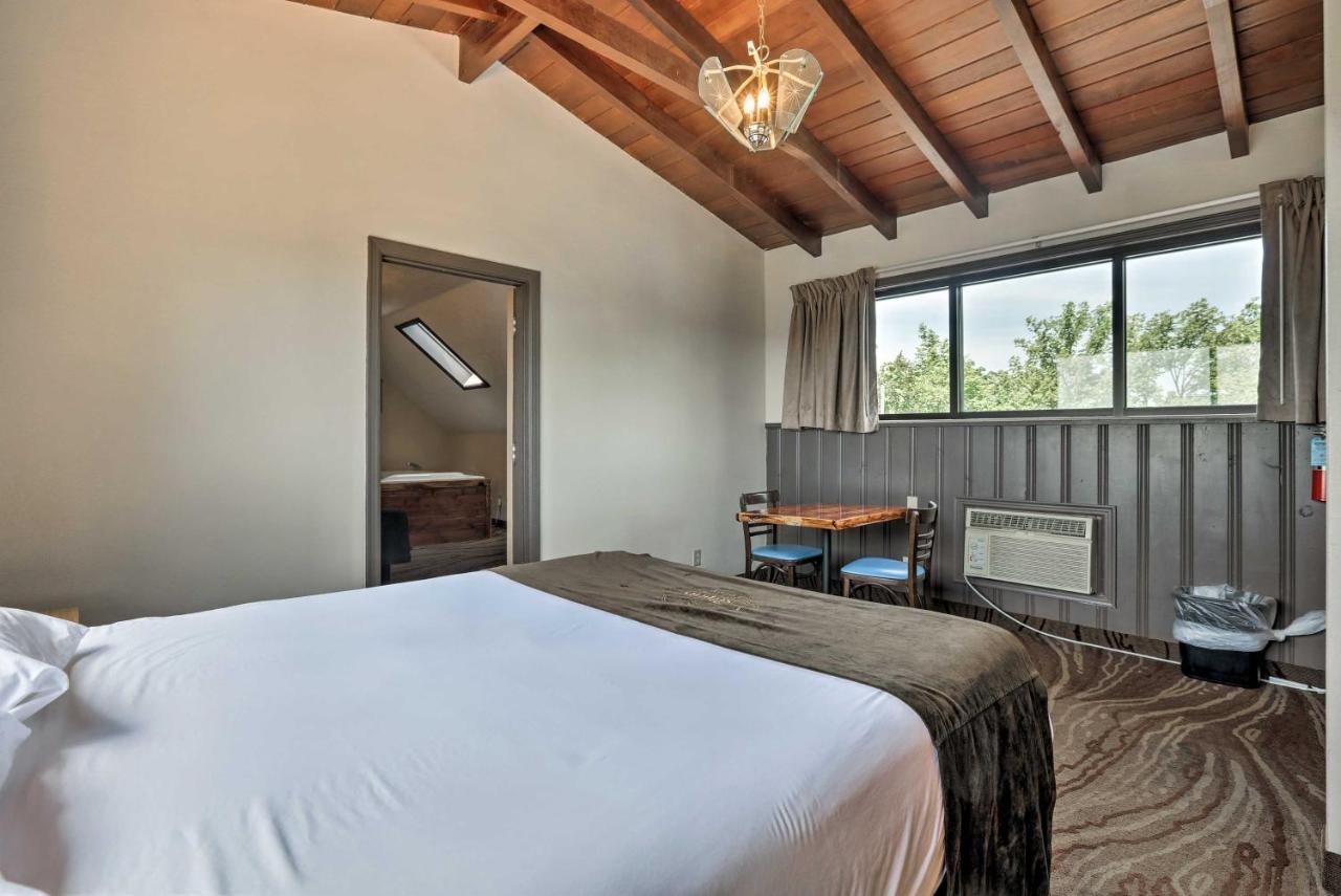 Burkesville Apt With Deck, Views And Pool Access! Bagian luar foto